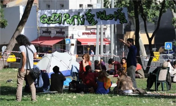 Taksim Gezi Parkı'nda eylemcilere biber gazı