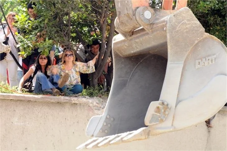 Taksim Gezi Parkı'nda eylemcilere biber gazı