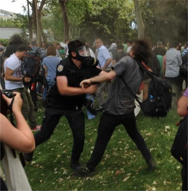 Taksim Gezi Parkı'nda eylemcilere biber gazı