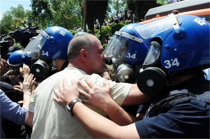 Taksim Gezi Parkı'nda eylemcilere biber gazı