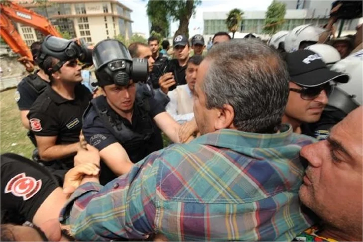 Taksim Gezi Parkı'nda eylemcilere biber gazı
