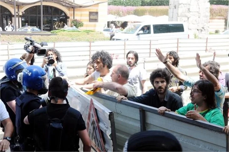 Taksim Gezi Parkı'nda eylemcilere biber gazı