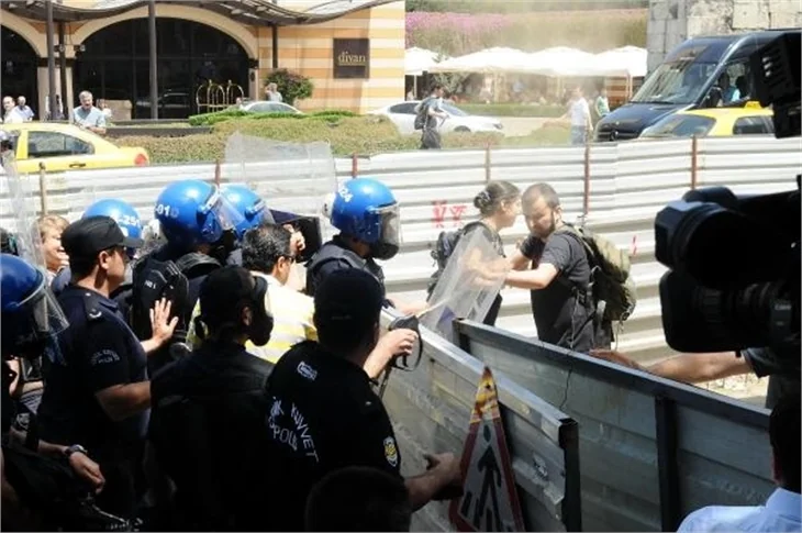 Taksim Gezi Parkı'nda eylemcilere biber gazı