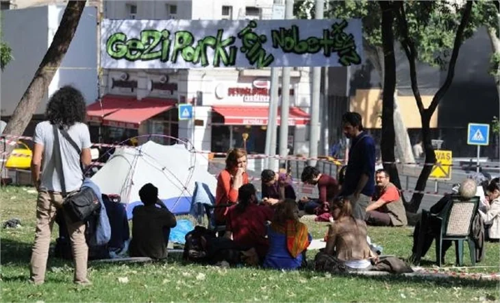 Taksim Gezi Parkı'nda eylemcilere biber gazı