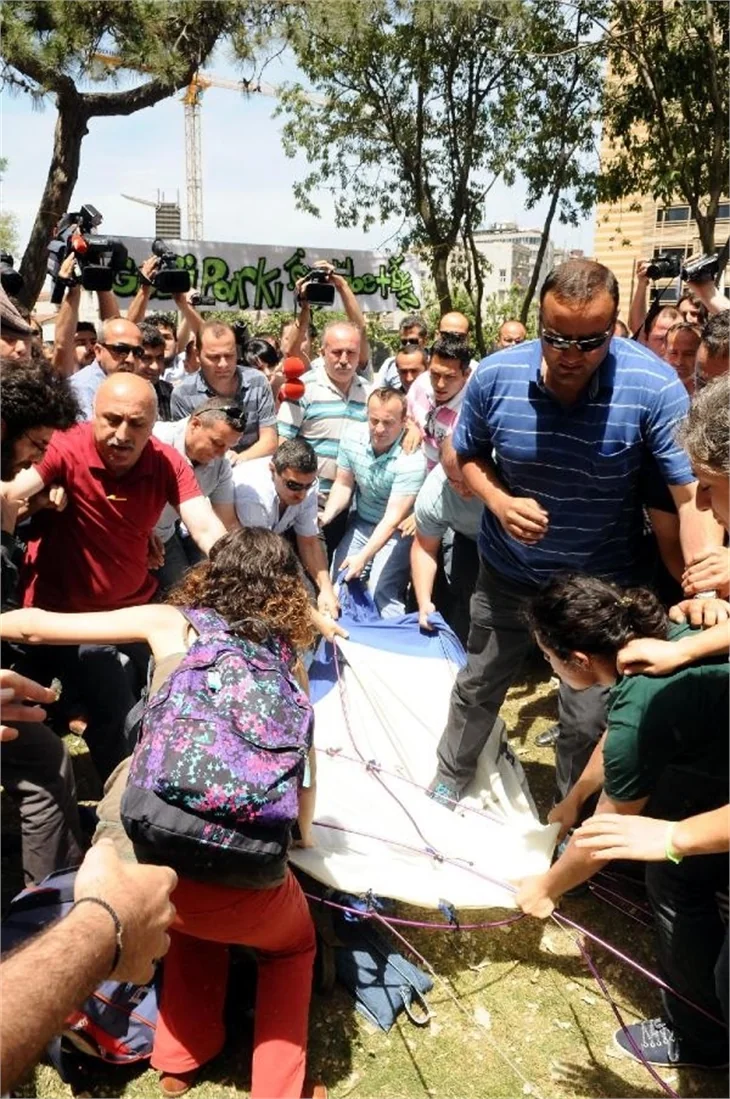 Taksim Gezi Parkı'nda eylemcilere biber gazı