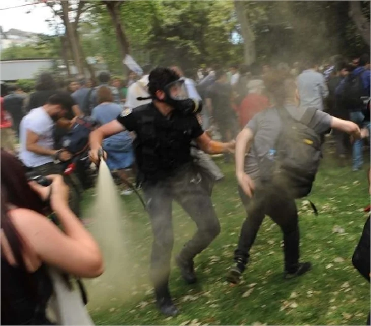 Taksim Gezi Parkı'nda eylemcilere biber gazı