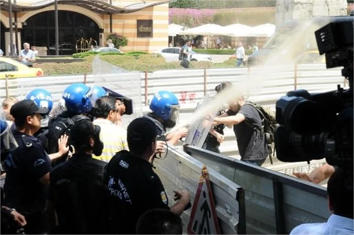 Taksim Gezi Parkı'nda eylemcilere biber gazı