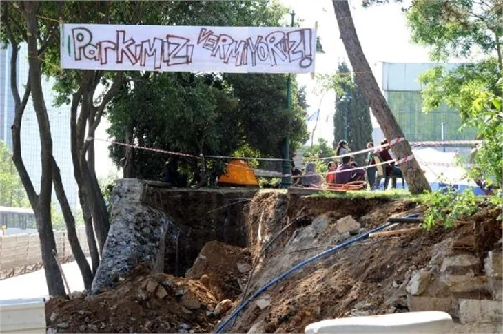 Taksim Gezi Parkı'nda eylemcilere biber gazı