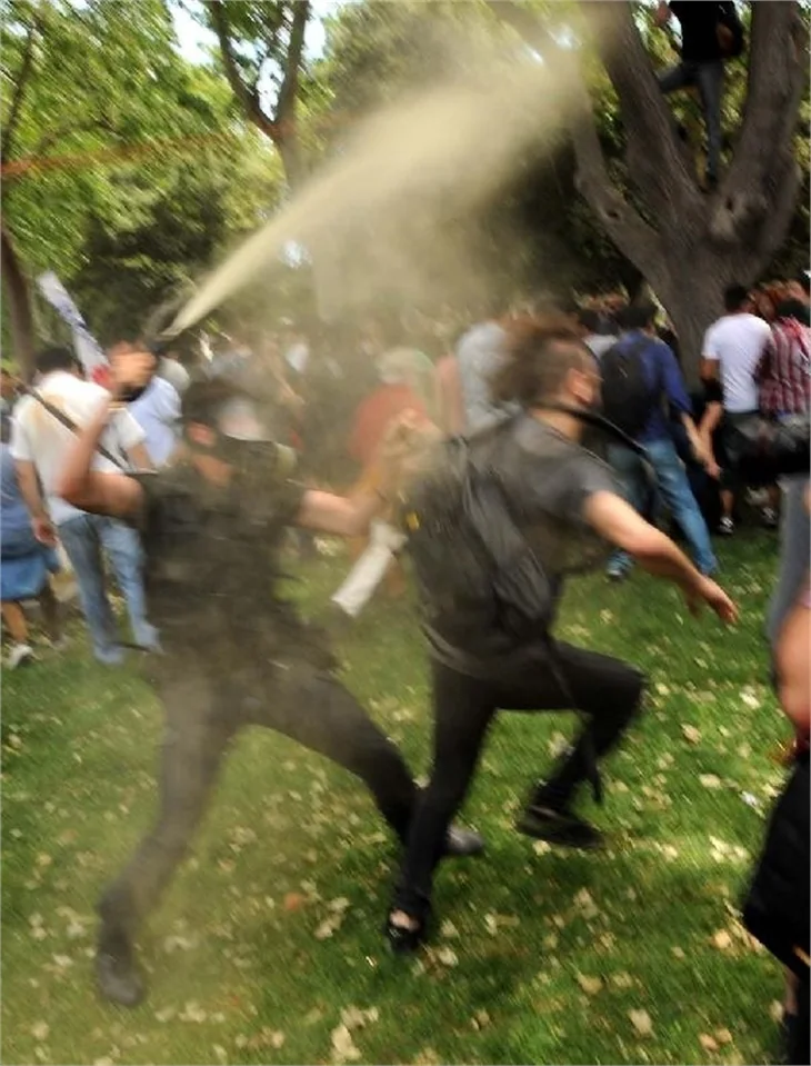 Taksim Gezi Parkı'nda eylemcilere biber gazı