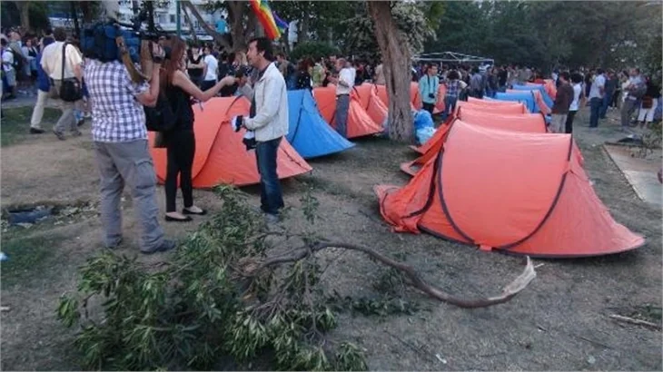 Taksim Gezi Parkı'nda eylemcilere biber gazı
