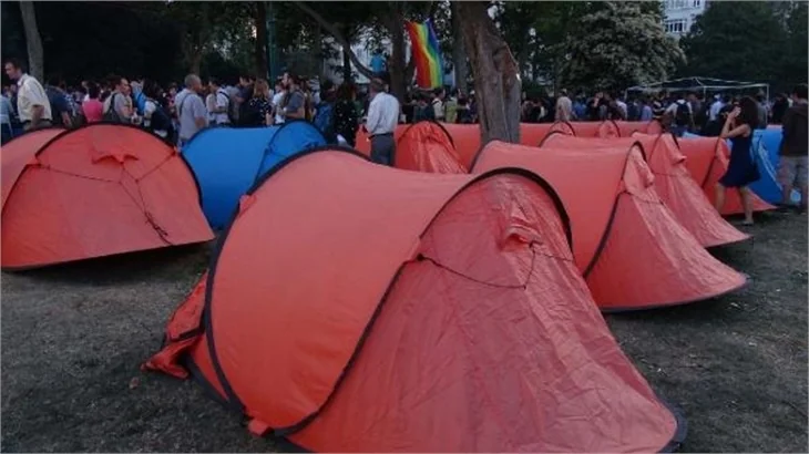 Taksim Gezi Parkı'nda eylemcilere biber gazı
