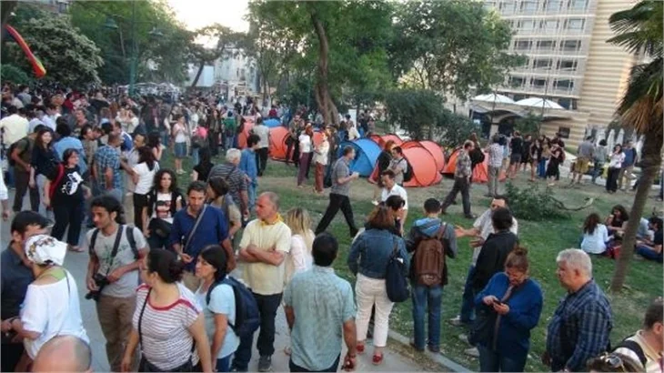 Taksim Gezi Parkı'nda eylemcilere biber gazı
