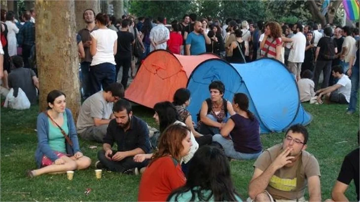 Taksim Gezi Parkı'nda eylemcilere biber gazı