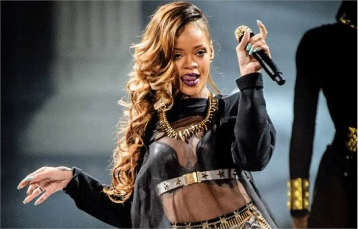 Rihanna'nın jakuzi keyfi!