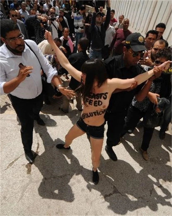 Arap sokaklarında ilk 'üstsüz' eylem