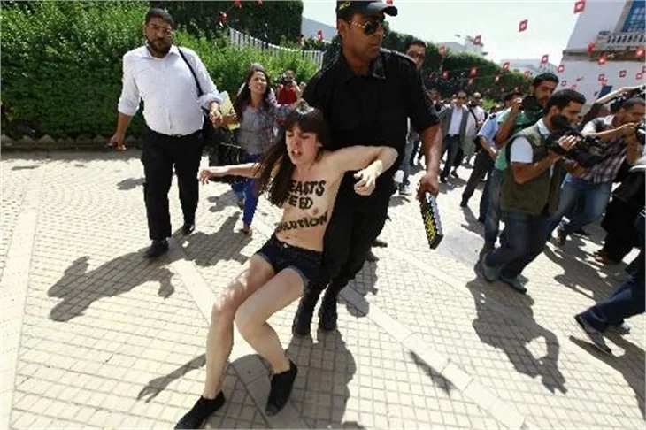 Arap sokaklarında ilk 'üstsüz' eylem