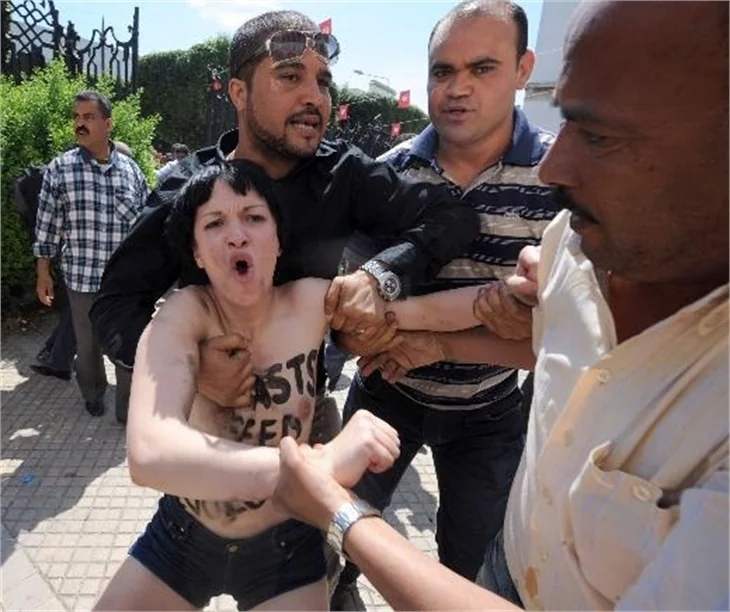 Arap sokaklarında ilk 'üstsüz' eylem