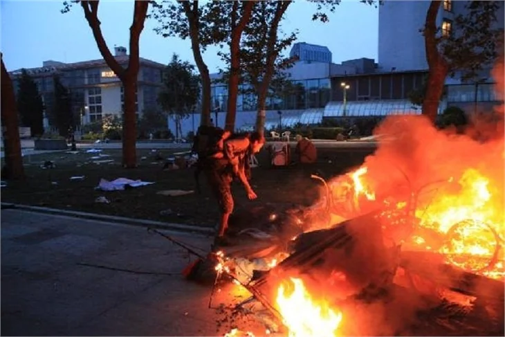 Taksim Gezi Parkı'na "Şafak Baskını!.."