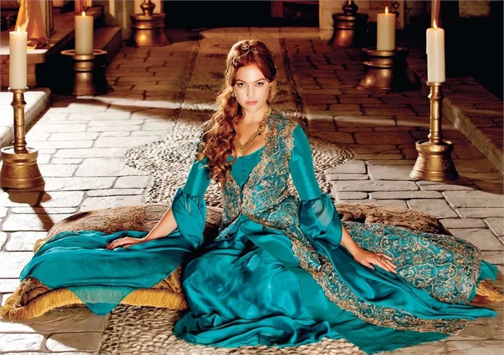 Meryem Uzerli komşuda banyo yapıyordu, zengin oldu!