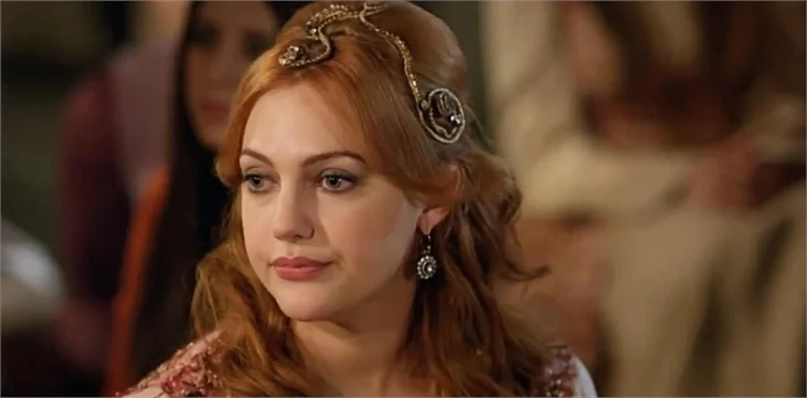 Meryem Uzerli komşuda banyo yapıyordu, zengin oldu!