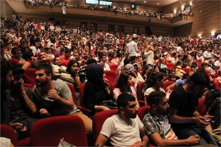 Seyirci protesto etti, Atalay Demirci sahneyi terk etti!