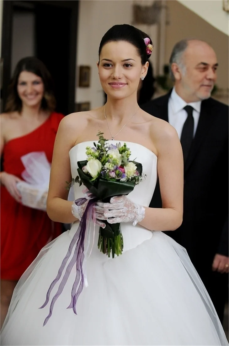 Nik Xhelilaj: Fahriye Evcen imzayı attı!