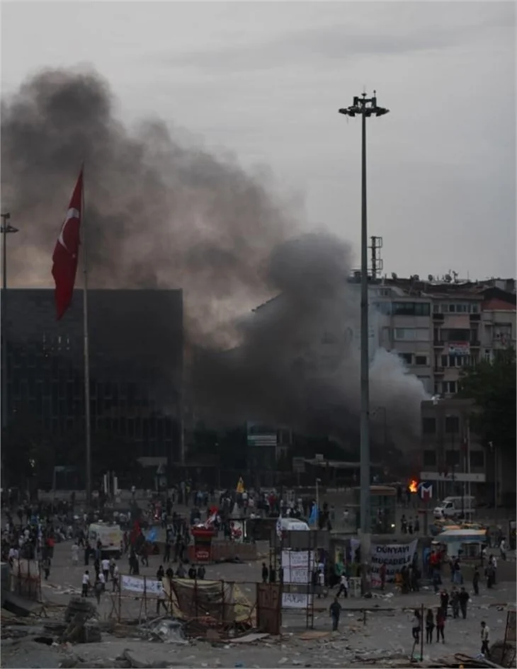Taksim Meydanı'ndaki bekleyiş sabah devam etti!