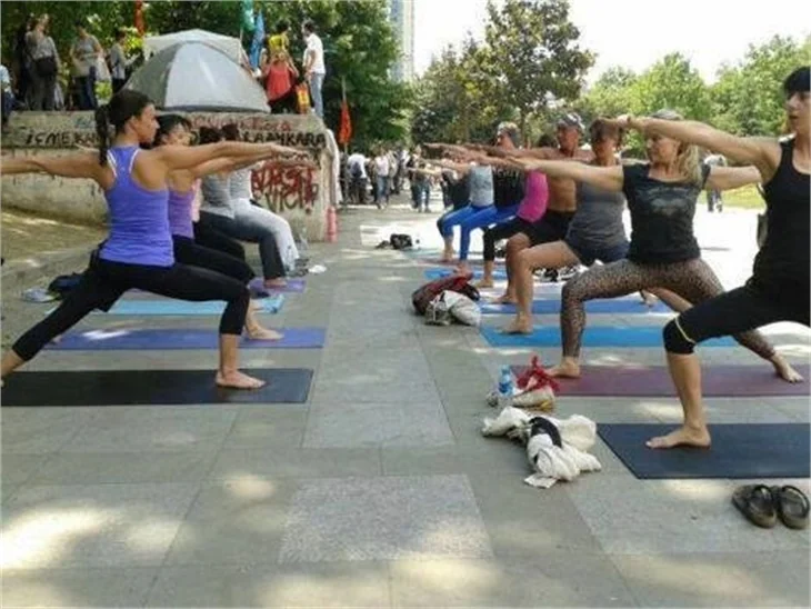 Gezi Parkı'nda yoga yaptılar!