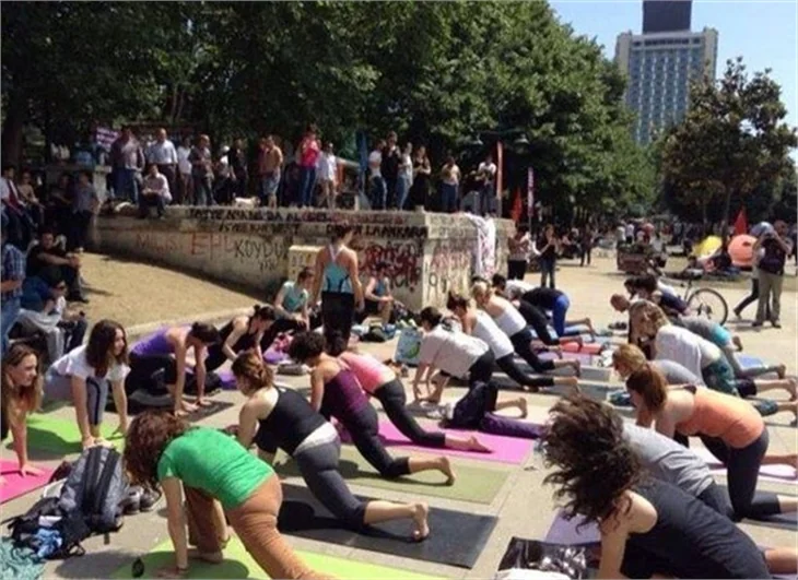 Gezi Parkı'nda yoga yaptılar!