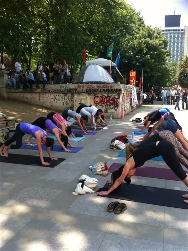 Gezi Parkı'nda yoga yaptılar!