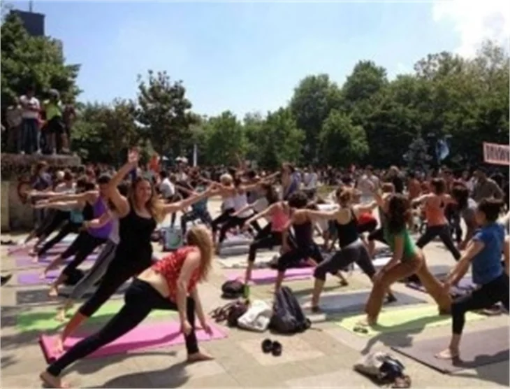 Gezi Parkı'nda yoga yaptılar!