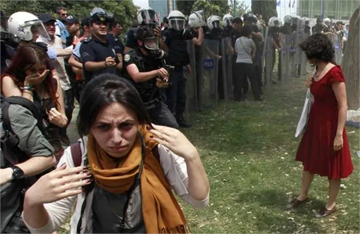 Kırmızı giysili kadının devamı!..