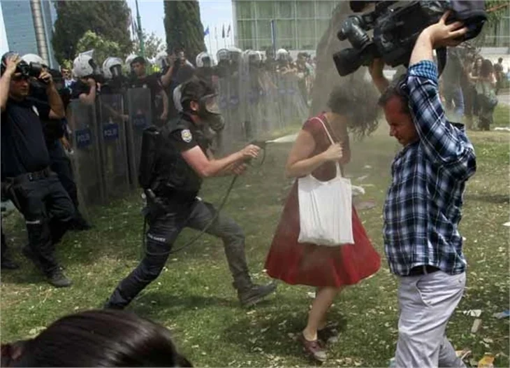 Kırmızı giysili kadının devamı!..