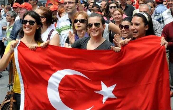 Onbinler meydanlara indi