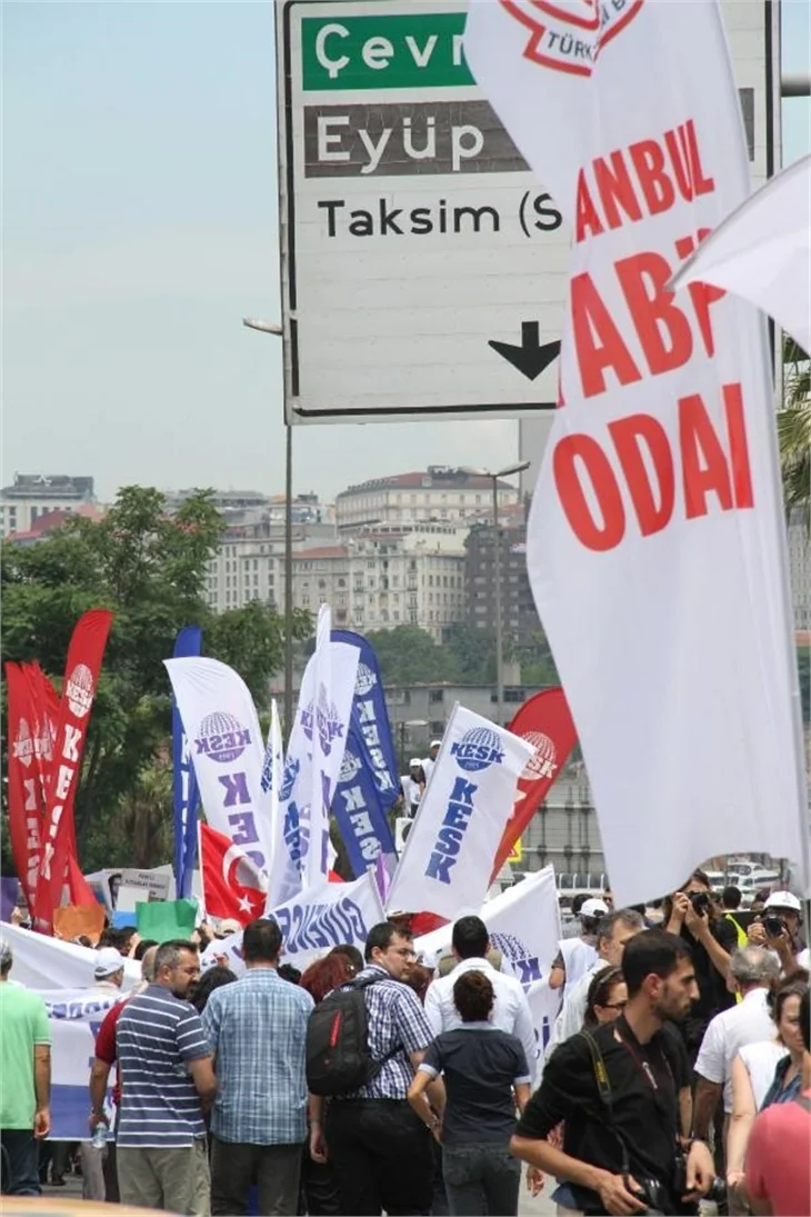 Onbinler meydanlara indi