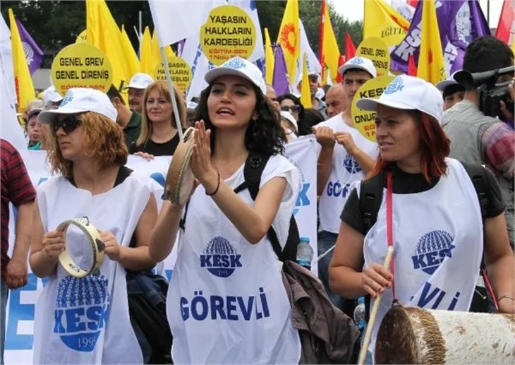 Onbinler meydanlara indi