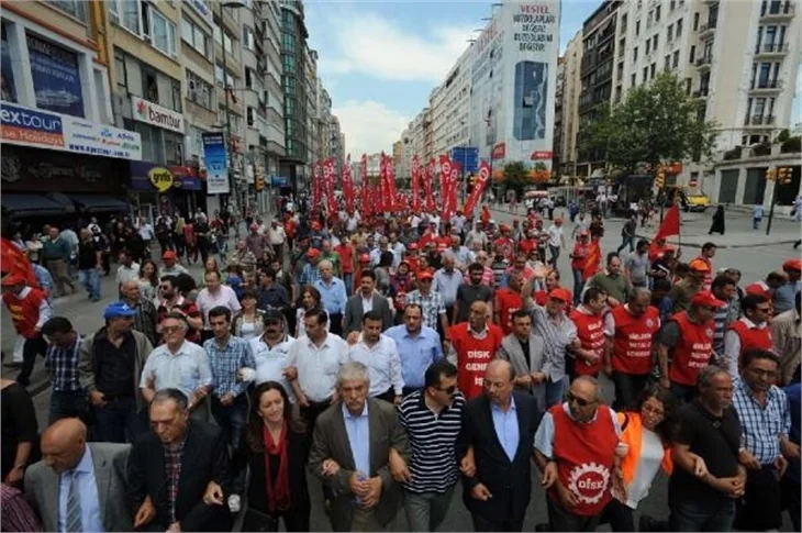 Onbinler meydanlara indi