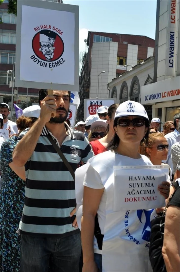 Onbinler meydanlara indi