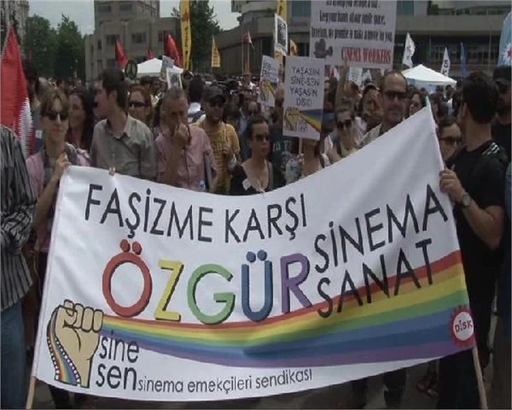 Onbinler meydanlara indi