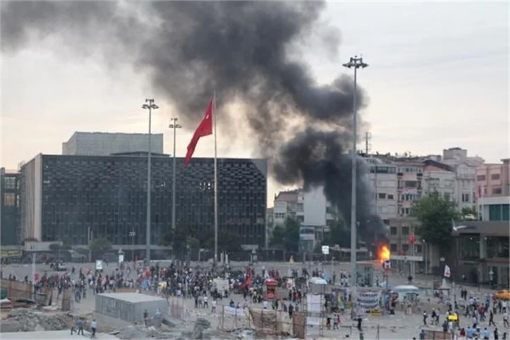 Onbinler meydanlara indi