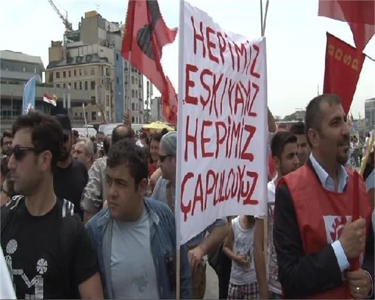 Onbinler meydanlara indi