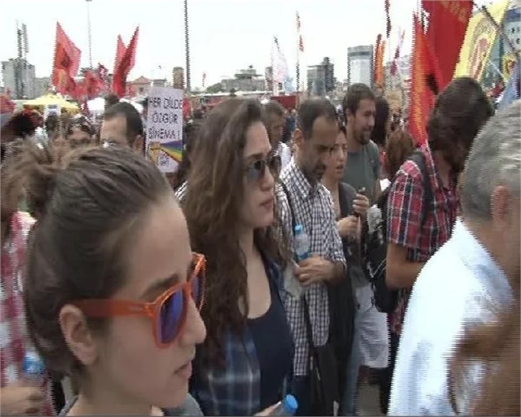 Onbinler meydanlara indi