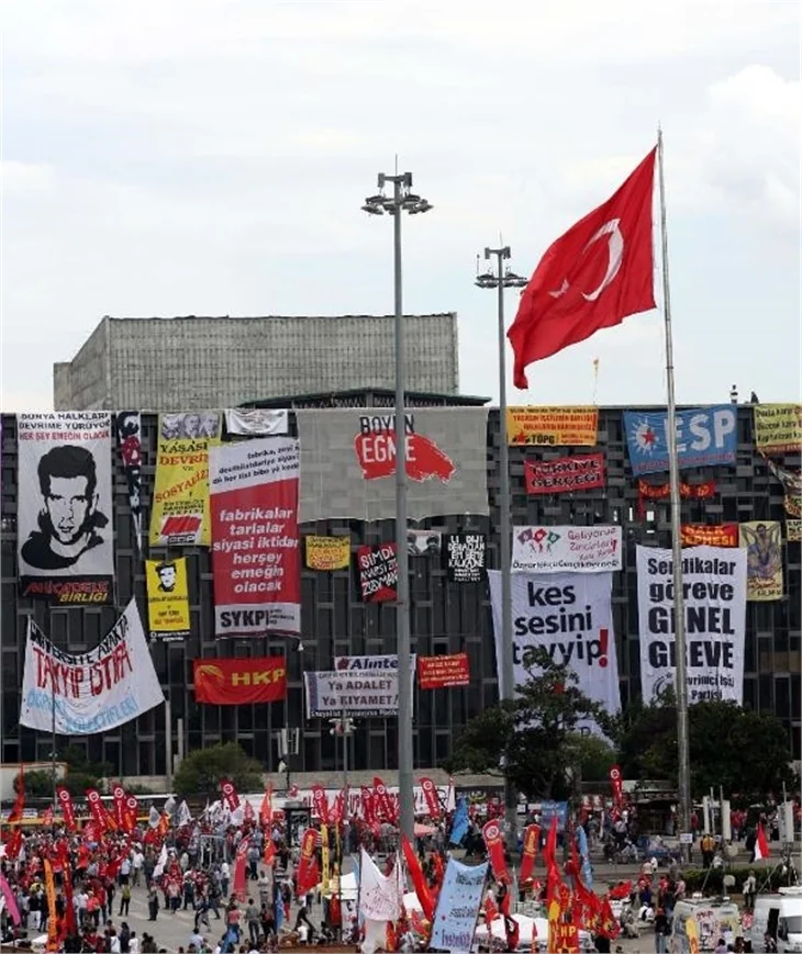 Onbinler meydanlara indi