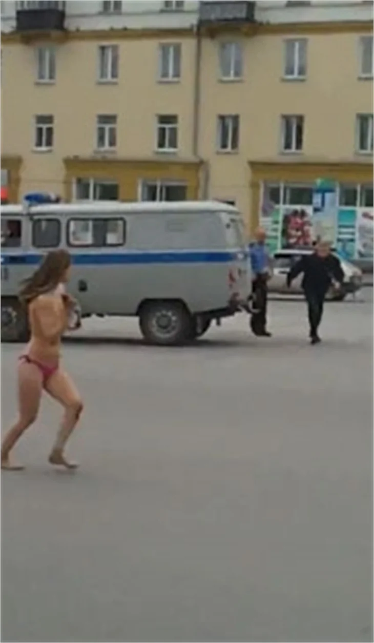 Sokakta çıplak koşu!