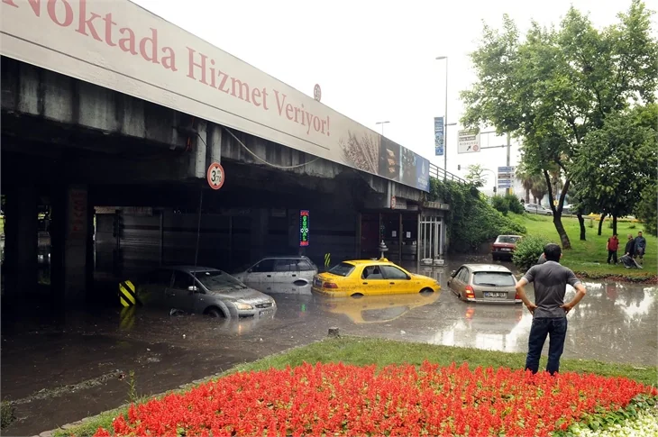 İstanbul'u sel aldı!