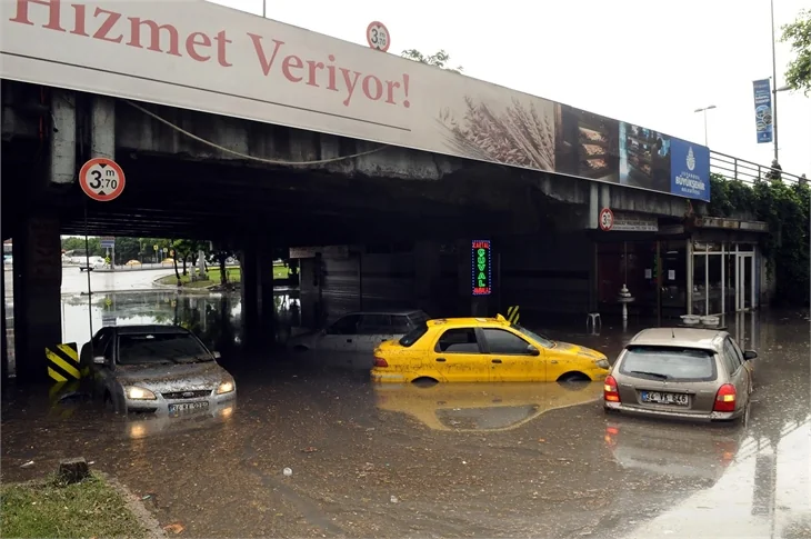 İstanbul'u sel aldı!