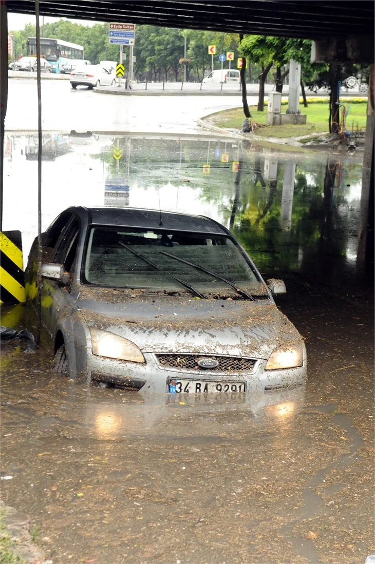 İstanbul'u sel aldı!