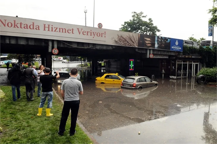 İstanbul'u sel aldı!