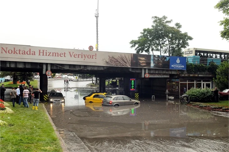 İstanbul'u sel aldı!