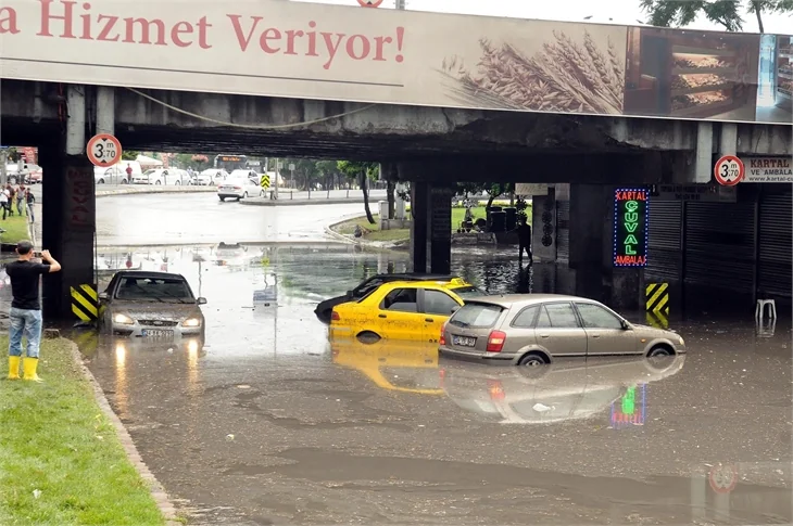 İstanbul'u sel aldı!